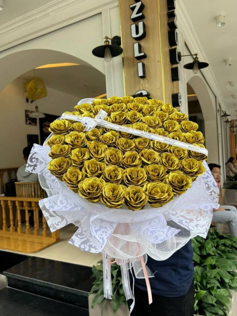 Một bó hoa thược dược màu đỏ rực rỡ với nhiều lớp cánh hoa, tượng trưng cho vẻ đẹp lộng lẫy và sự sang trọng, phù hợp với phong thái của người sinh 19/8 cung Sư Tử.